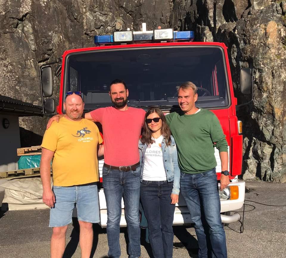 NorwegianAidUkr's tweet photo. 👇👇👇 Fill up diesel tank 🚒🚑🇺🇦
https://t.co/vwu9bxHt2e

Firetruck No. 4 in our column that’ll head to #Ukraine in a few days! Kindly donated by #Solund municipality and picked up by our board member Thomas V (right).
Left for Thomas is Anna and Andrii from Ukraine… https://t.co/dQC24BzS8B
