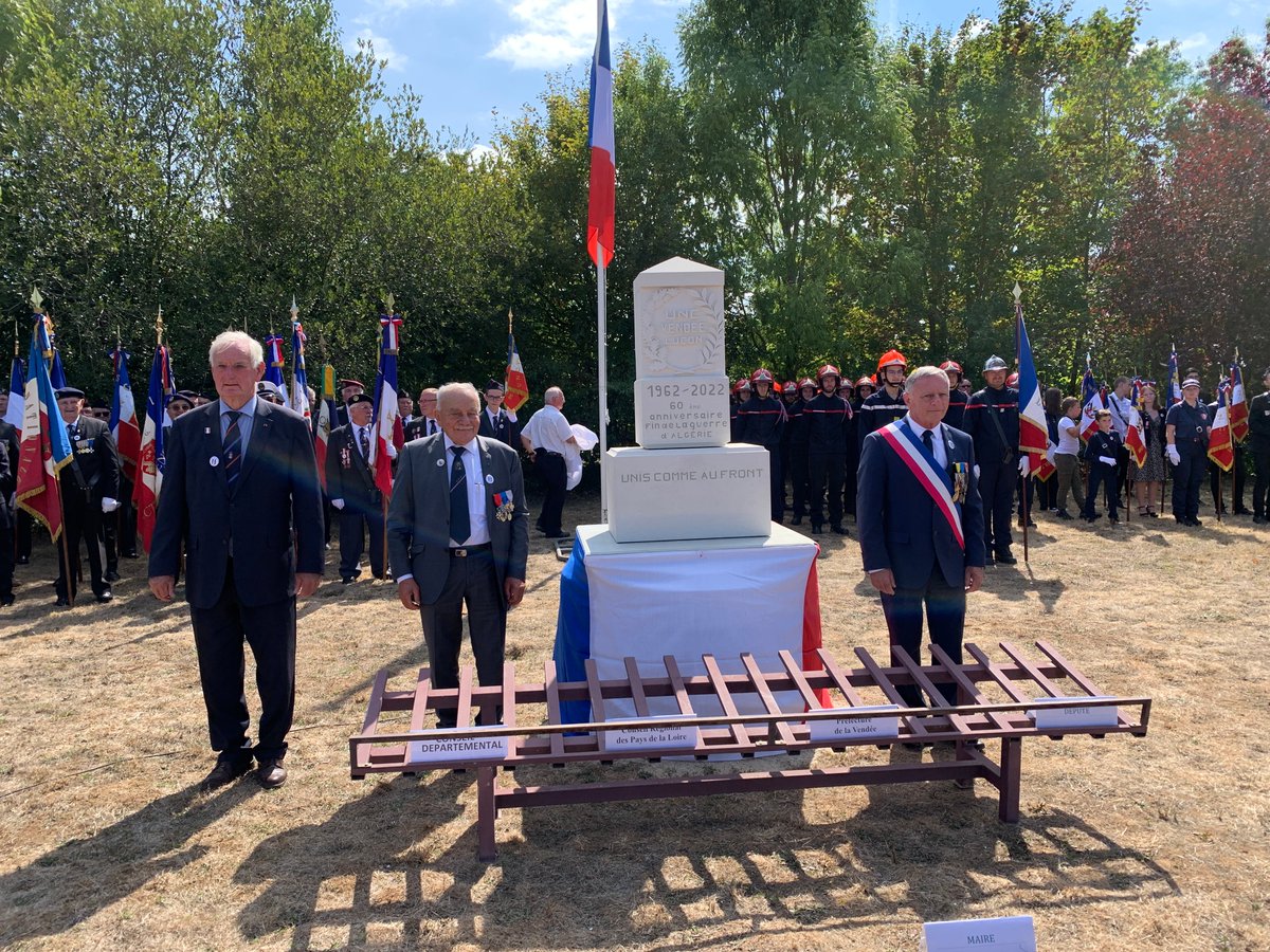villedelucon's tweet photo. 🇫🇷 Aujourd'hui, la @villedelucon a accueilli le 87e congrès de l'UNC de #Vendée. 
Plus de 2 000 congressistes et 500 drapeaux se sont réunis pour commémorer les 60 ans de la fin de la guerre d'Algérie. Pour marquer cet évènement, une stèle a été dévoilée. https://t.co/7J6IqpY8r7