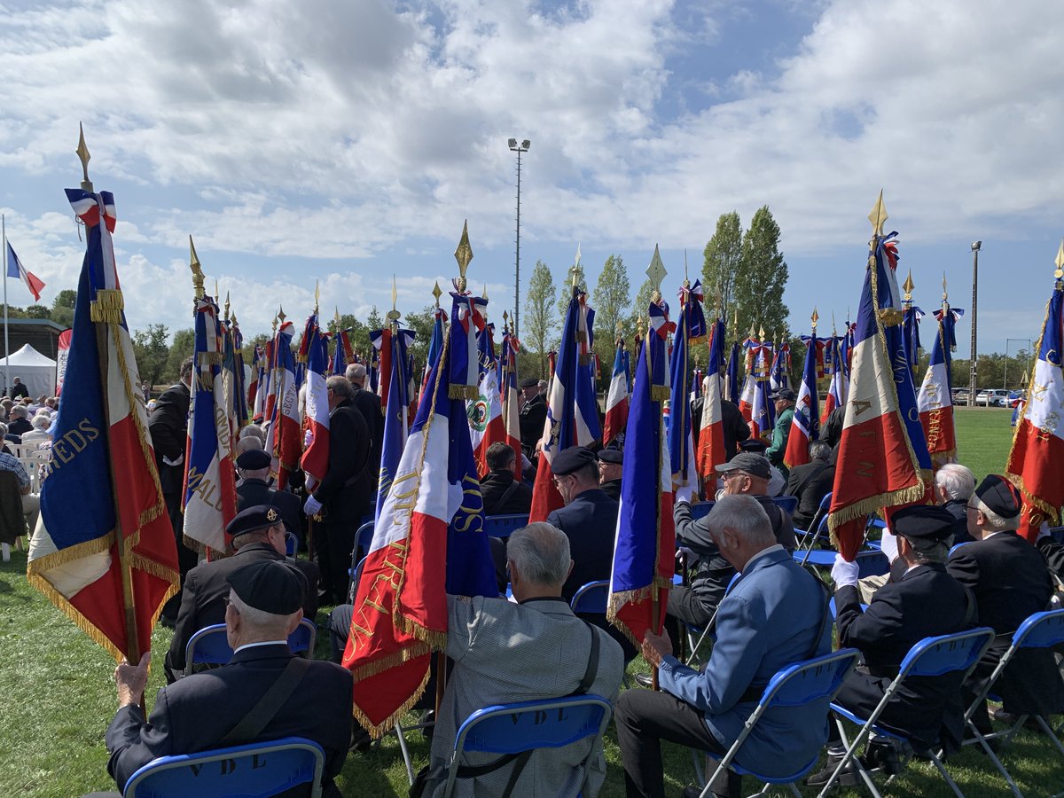 villedelucon's tweet photo. 🇫🇷 Aujourd'hui, la @villedelucon a accueilli le 87e congrès de l'UNC de #Vendée. 
Plus de 2 000 congressistes et 500 drapeaux se sont réunis pour commémorer les 60 ans de la fin de la guerre d'Algérie. Pour marquer cet évènement, une stèle a été dévoilée. https://t.co/7J6IqpY8r7