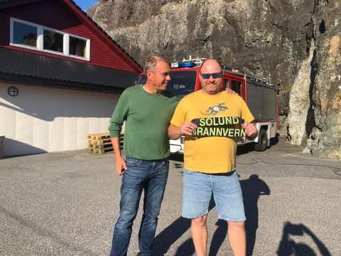 NorwegianAidUkr's tweet photo. 🚒🚑🇳🇴🇺🇦
https://t.co/vwu9bxHt2e

…and finally the guy in the orange t-shirt is Jørn from #Solund fire department. 
As Solund is located quite south in Norway, Thomas is taking it to our parking nr. 2 (close to Oslo), where it’ll join our column on the way to #Ukraine 💙💛 https://t.co/fv07K4wG7l