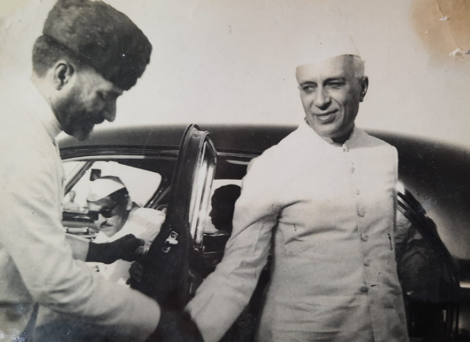 Freedom fighter Maulana Tarzi Mashriqi meets PM Jawaharlal Nehru. 
He was the prominent Congress leader in Bhopal before independence, had been arrested. Later, he became MLA &amp; Minister.  
[*Must not be confused with Allama Mashriqi of Khaksar Movement]
#Bhopal #MadhyaPradesh