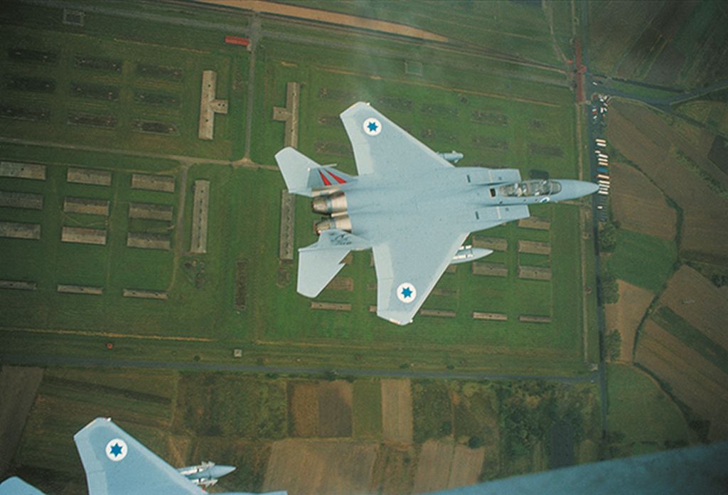 Yogui_Bear's tweet photo. Hace 19 años #TalDíaComoHoy (4/9/2003), en el curso de unas maniobras sobre Polonia, tres F-15 de la Fuerza Aérea Israelí descendieron sobre las vías del tren que conducen al campo de Auschwitz-Birkenau. Cada avión iba pilotado por un hijo de un superviviente del holocausto. https://t.co/vVluiJCbUk