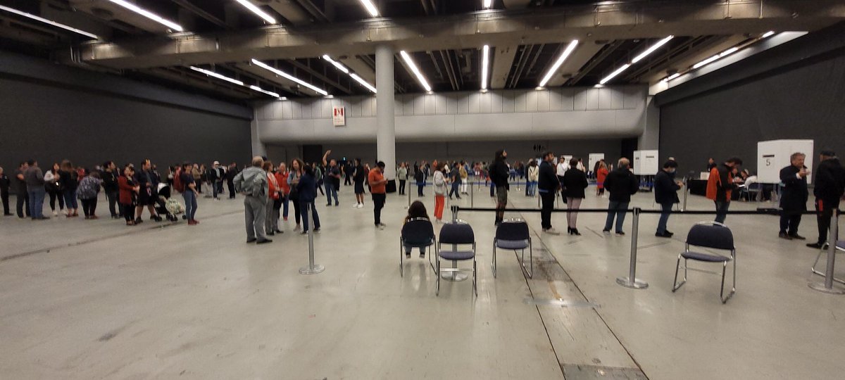sebavielmas's tweet photo. Impresionante la cantidad de ciudadanos y ciudadanas chilenas votando en Montréal. Es una enorme sala del Palais des congrès, repleta. 

#plebiscito #ElCambioEsHoy #apruebo @copano @ApruebaxChileEx @ApruebaxChile https://t.co/W5jNGCCYTw