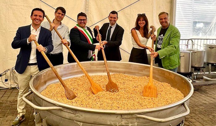 ElenaLucchini's tweet photo. Torna lo storico Palio d’Urmon di #Robbio.
Folklore, musica, giochi, gastronomia e tanto altro per la tradizionale manifestazione diventata esempio del lavoro costante di questa splendida comunità che ha permesso a Robbio di diventare la “Capitale del volontariato”
#Lomellina https://t.co/yosDvlm6uO
