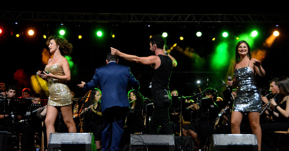 AytoAlcorcon's tweet photo. 🎶 Inolvidable concierto 'Lo Cortés' a cargo de Momo, Susana y Eva Cortés y la Banda Municipal de Música de Alcorcón en la Plaza de los Reyes de España
#FiestasAlcorcón2022
#Alcorcón https://t.co/5PkAxnr1it