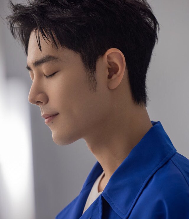 winerthep's tweet photo. L : พี่เจการ์ค้าบตอนเผลอพริ้มปลื้มปริ่มในรสชาติอาหารที่รีกัลทำ R : ตอนคิดได้ว่าต้องคีพลุคขรึม #devourBZ https://t.co/Ddfy6QNP2W