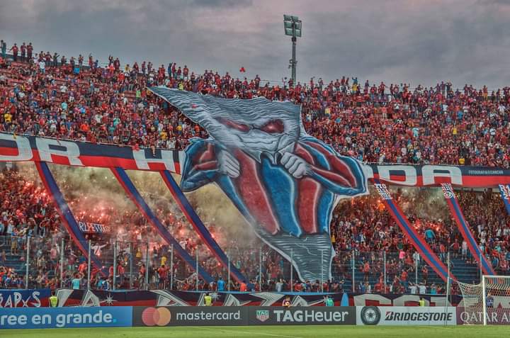 RodrigoRiveG's tweet photo. Que los jugadores jueguen en la cancha como aliento yo, cómo? Con el CORAZON🎶 LA TRIBUNA ESTA DE FIESTA🔴🔵🔴
La locura que se viene hoy 😎 
VAMOS CERRO PORTEÑO🔺🔹 🎉🎊🔥 https://t.co/oo8xdYIALy