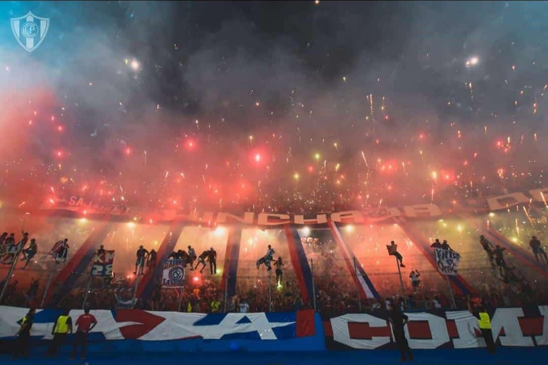 RodrigoRiveG's tweet photo. Que los jugadores jueguen en la cancha como aliento yo, cómo? Con el CORAZON🎶 LA TRIBUNA ESTA DE FIESTA🔴🔵🔴
La locura que se viene hoy 😎 
VAMOS CERRO PORTEÑO🔺🔹 🎉🎊🔥 https://t.co/oo8xdYIALy