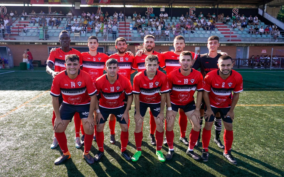 RFCF_es's tweet photo. 8’ ⎾VEL 0✕0 COL⏋
📸👨👨👧👦| Los futbolistas del @Velarde_CF y el @CDColindresyEMF que parten como titulares posando antes del encuentro
#⃣ #CopaFCF🏆 | #VelardeColindres https://t.co/XBbfr9298j