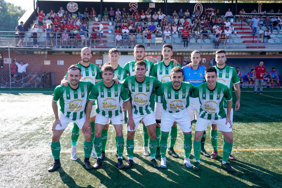 RFCF_es's tweet photo. 8’ ⎾VEL 0✕0 COL⏋
📸👨👨👧👦| Los futbolistas del @Velarde_CF y el @CDColindresyEMF que parten como titulares posando antes del encuentro
#⃣ #CopaFCF🏆 | #VelardeColindres https://t.co/XBbfr9298j