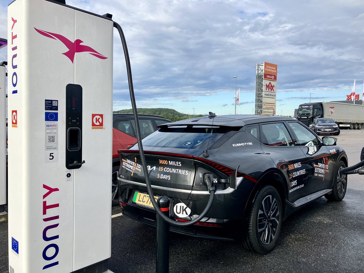 driventoextreme's tweet photo. Hallå! We’re already in Sweden, and using Kia Charge partner @IONITY_EU to recharge. That’s two countries ticked off on the #EuroEVMarathon. #KiaEV6 #MovementThatInspires #Kia
#DrivenToExtremes https://t.co/ddLPoCVuDc