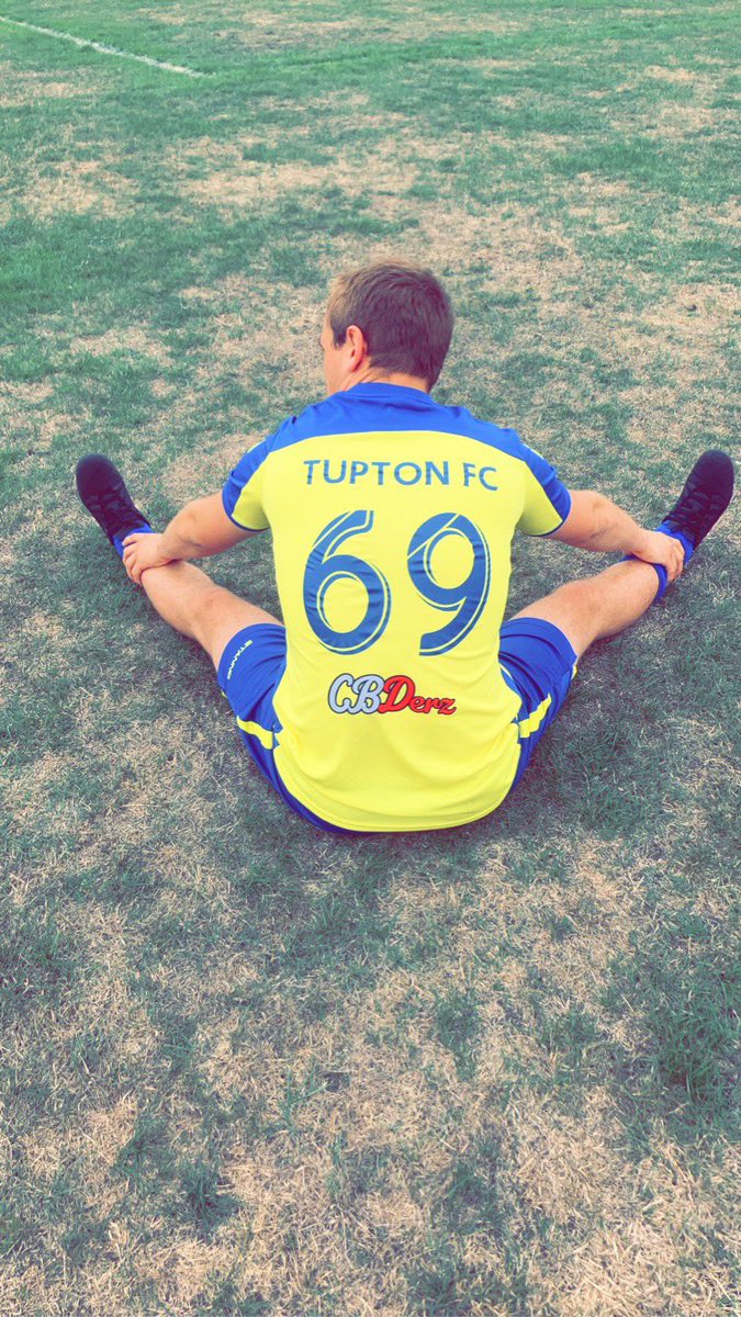 Our first league game ends in defeat unfortunately.
@Royal0akFC  2 - 1 <a href="/FcTupton/">Tupton FC</a> 
Goalscorer ⚽️ <a href="/joshuaburrow1/">Josh Burrow</a> 
MOM 🏆 Liam ‘Nigel’ illingworth
Our very own number 69 was an absolute menace on the right hand side for 90 minutes.
Dick of the day 🗑 Sean’beef’Mcaneny.
#upthetupton
