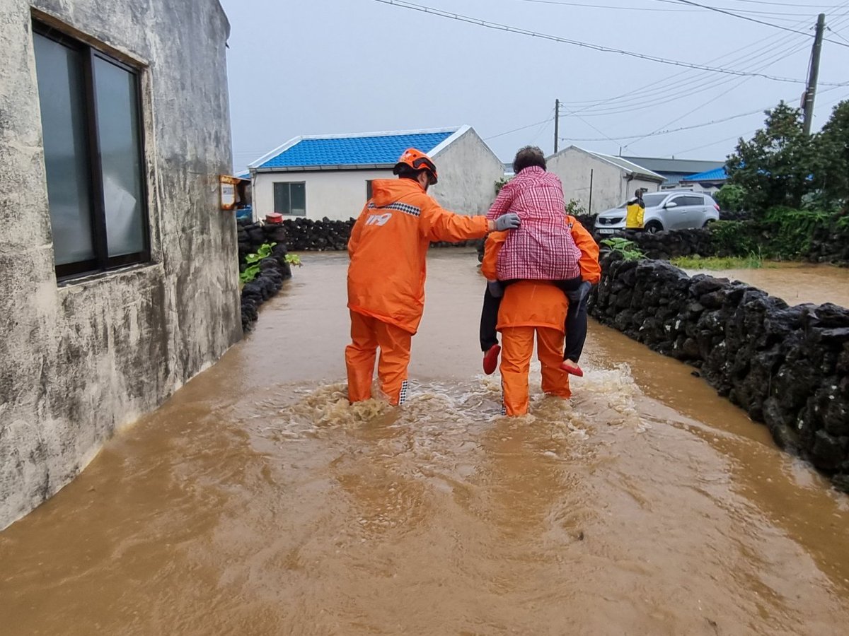 dmac5dmark2's tweet photo. Already lots of flooding along #Jeju's coastline as Typhoon #Hinnamnor inches closer to the island. #SouthKorea https://t.co/oKX8DRLUAG
