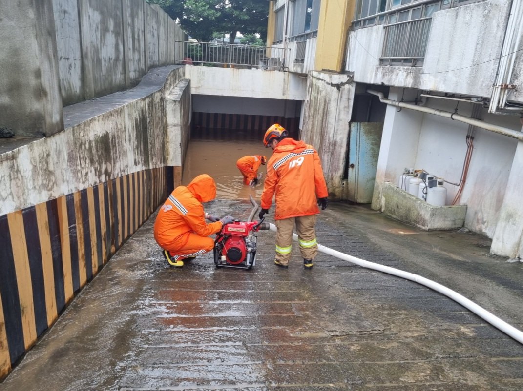 dmac5dmark2's tweet photo. Already lots of flooding along #Jeju's coastline as Typhoon #Hinnamnor inches closer to the island. #SouthKorea https://t.co/oKX8DRLUAG