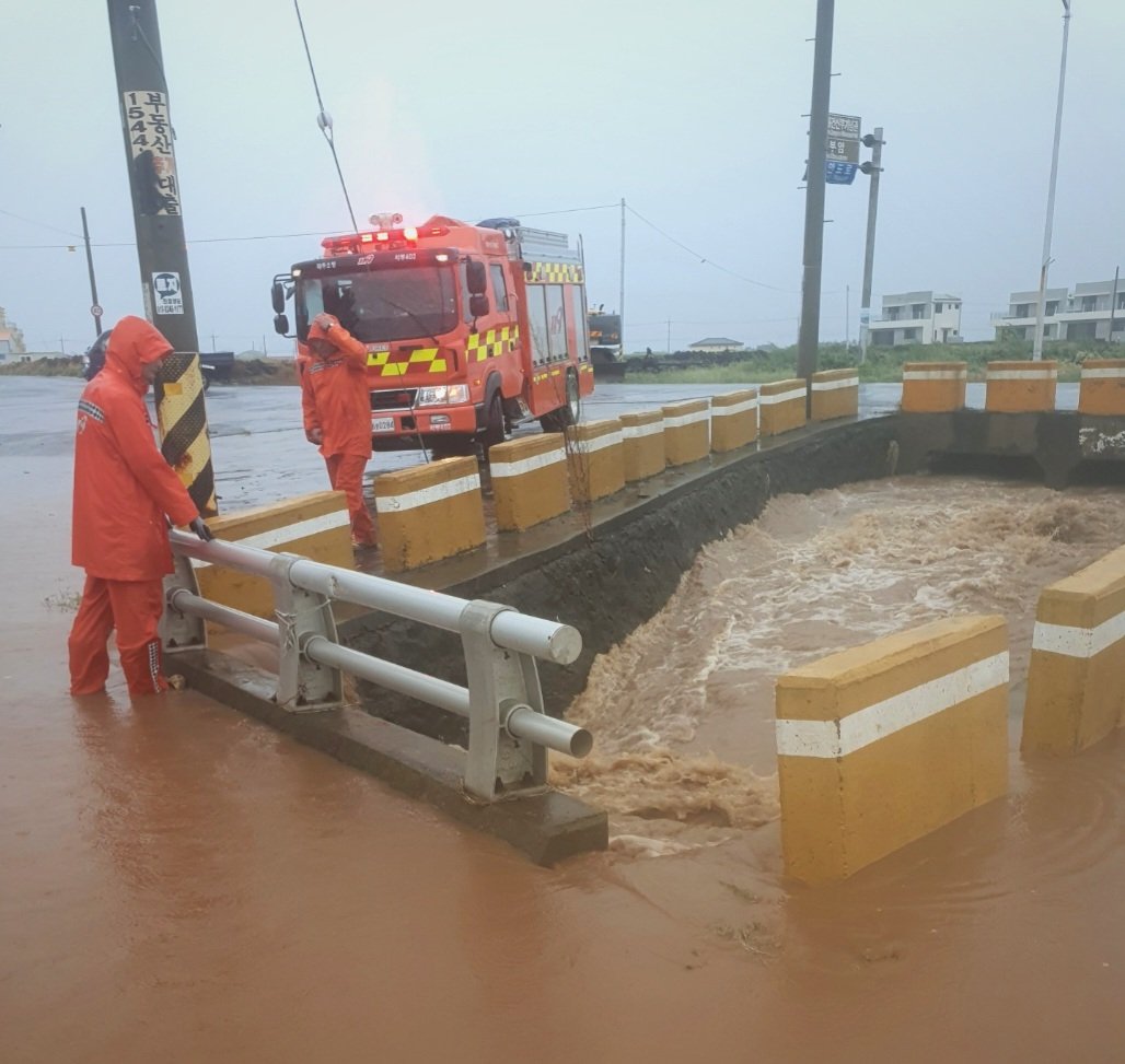 dmac5dmark2's tweet photo. Already lots of flooding along #Jeju's coastline as Typhoon #Hinnamnor inches closer to the island. #SouthKorea https://t.co/oKX8DRLUAG