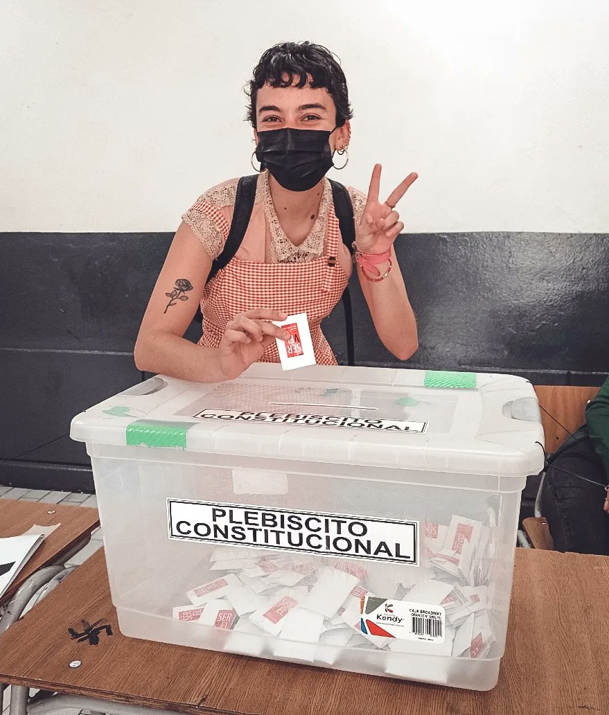 capitanarod's tweet photo. Aquí mi #RechazoConConfianza en la mismísima comuna de Ñuñoa. Feliz, esperanzada, motivada. Un honor jugárnosla como organización de la sociedad civil por el #Rechazo con Las Mentoras y miles de mujeres más que viajamos por Chile por la causa 💓. Vamos por más! https://t.co/aj5SkUtTSr
