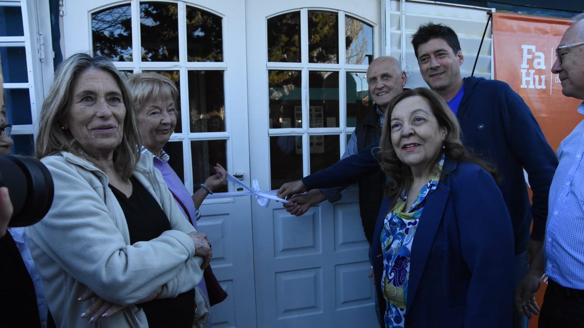 Geraneuquen's tweet photo. Ayer participé de la inauguración del espacio cultural "Irma Cuña" en el #ElRincónDeEmilio. Un momento muy emotivo donde además se le entregó la declaración de vecino destacado a Osvaldo Hector "Nenino" Grippo. ¡Muchas gracias @AlexTarifeno y resto de comisión por la invitación! https://t.co/CLjY80N1ZG