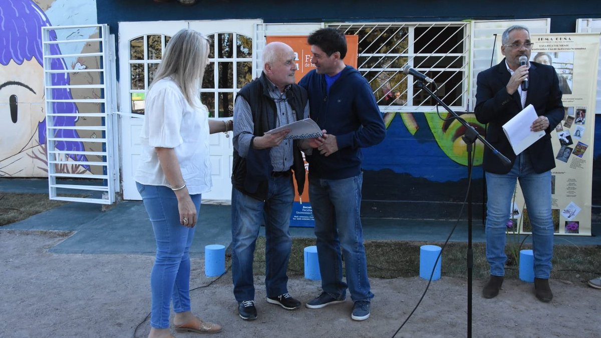 Geraneuquen's tweet photo. Ayer participé de la inauguración del espacio cultural "Irma Cuña" en el #ElRincónDeEmilio. Un momento muy emotivo donde además se le entregó la declaración de vecino destacado a Osvaldo Hector "Nenino" Grippo. ¡Muchas gracias @AlexTarifeno y resto de comisión por la invitación! https://t.co/CLjY80N1ZG