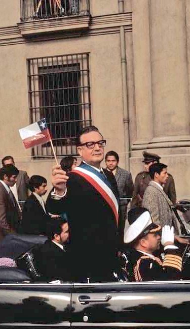 chalecos_chile's tweet photo. Coincidencia Historica. Los ciclos se repiten. El
Septiembre 4 de 1970, don Salvador Allende es electo Presidente de la República de Chile.
4 Septiembre de 2022. Se #sepulta la Constitución de la Dictadura.
#Apruebo4deSeptiembre
#Apruebo
#VotoExterior
#VictoriaPopular https://t.co/2vzPoTc1bw