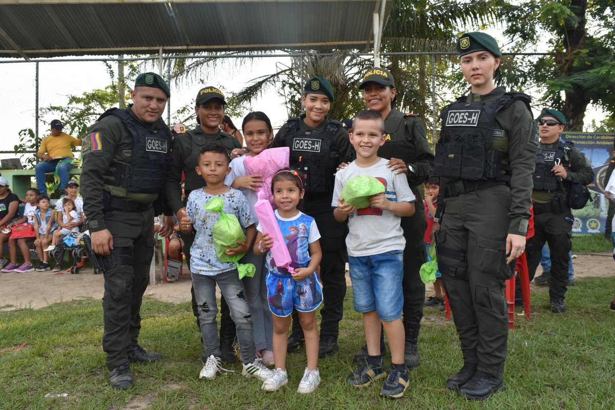 PoliciaDEMAM's tweet photo. Nuestro grupo #GOESH, brindamos una tarde de recreación y obsequios para los niños y niñas del corregimiento #ElCentro. #seguridadHumana #EsUnHonorSerPolicía https://t.co/MJp6zSndKc