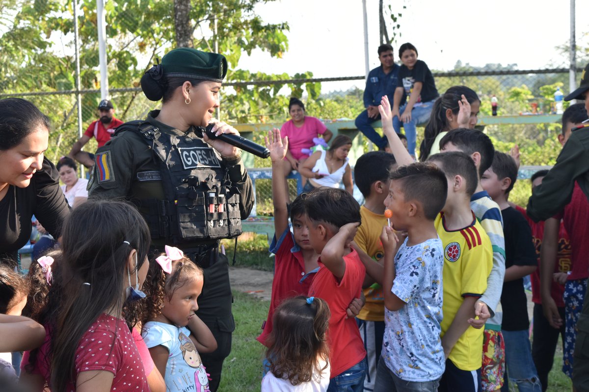 PoliciaDEMAM's tweet photo. Nuestro grupo #GOESH, brindamos una tarde de recreación y obsequios para los niños y niñas del corregimiento #ElCentro. #seguridadHumana #EsUnHonorSerPolicía https://t.co/MJp6zSndKc