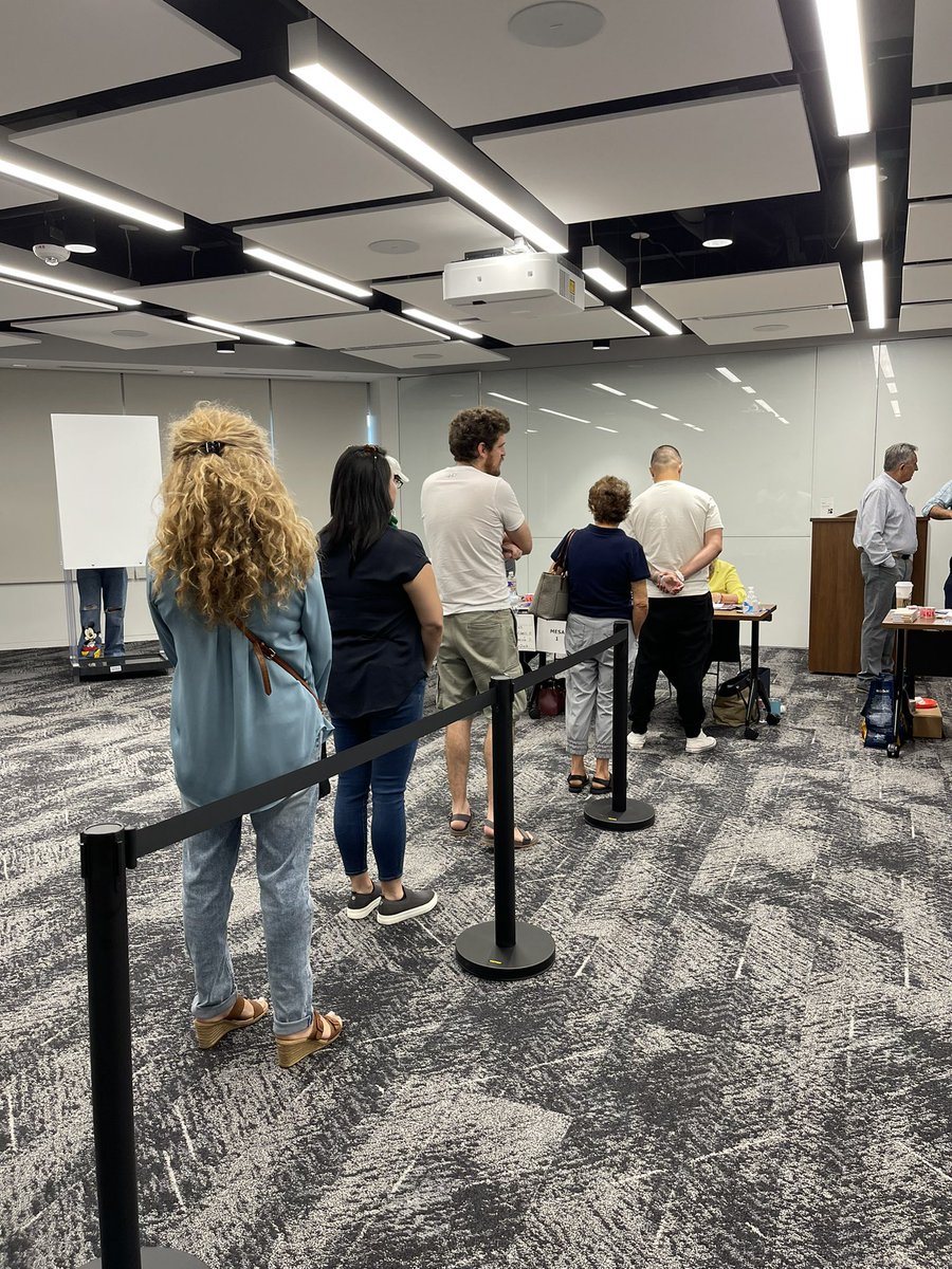 jechulazcano's tweet photo. Fila a esta hora en el Consulado de Chile en Houston, mas gente que en otras votaciones. Vamos que se puede! #Apruebo4deSeptiembre #Apruebo #AprueboUnChileMejor https://t.co/gxdNqDUOdx