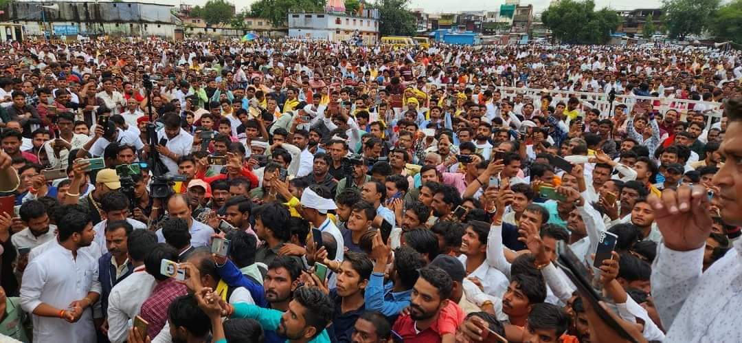 ये भीड़ कोई स्वसहायता समूह को आदेश देकर पुडी बनबाकर जुटाना ना ही ग्राम पंचायतो मे बसे भेजना और सचिव आदेश जारी करके नहीं आई है ये भीड़ बंडा की 11 साल की बच्ची को न्याय दिलाने के लिए और प्रीतम सिंह लोधी के लिए बरसते पानी मे एकत्रित हुई है खूब प्रयास किया लेकिन रोकने मे नाकामयाब रहे