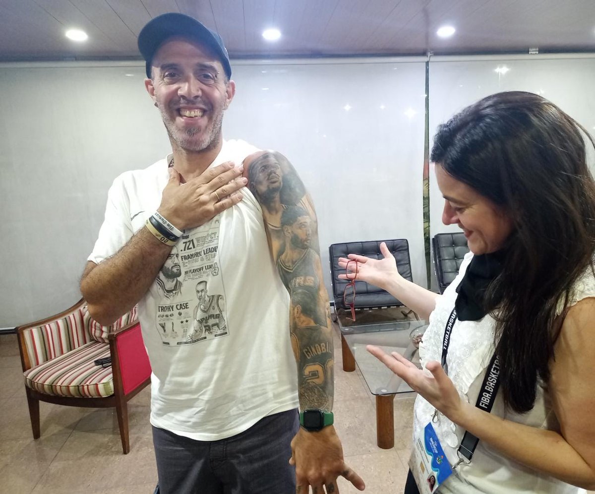 UnLugarRadio's tweet photo. Hoy @FlorCordero cuenta la historia de Gustavo, el hincha argentino radicado en Los Ángeles que se tatuó la firma de @manuginobili en el brazo, el Big Three de los @spurs y hasta a Popovich!
Ahora está en Recife alentando a la selección 🇦🇷 
En vivo:
https://t.co/8UU7OBjbsS https://t.co/zchqrHG4rv