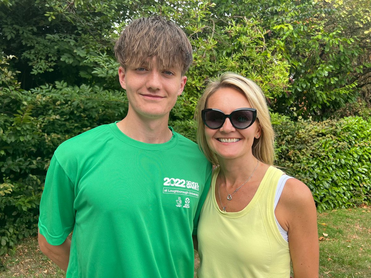 NeilMcKee77's tweet photo. Great to make it over to Loughborough this weekend to cheer Matthew on, playing hockey with @UlsterHockey at the UK National Games @_SchoolGames #goMatthew ❤️🤩🏑 https://t.co/N2n7D4vvBm