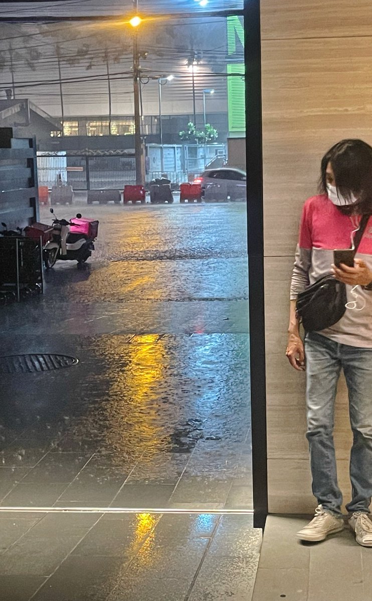 Alltäglicher Regen (und Verkehrschaos) vor der Haustür. Nervig für jede Terminplanung - aber Thais kennen Pünktlichkeit ohnehin nur vom Hörensagen. #Bangkok #Asok