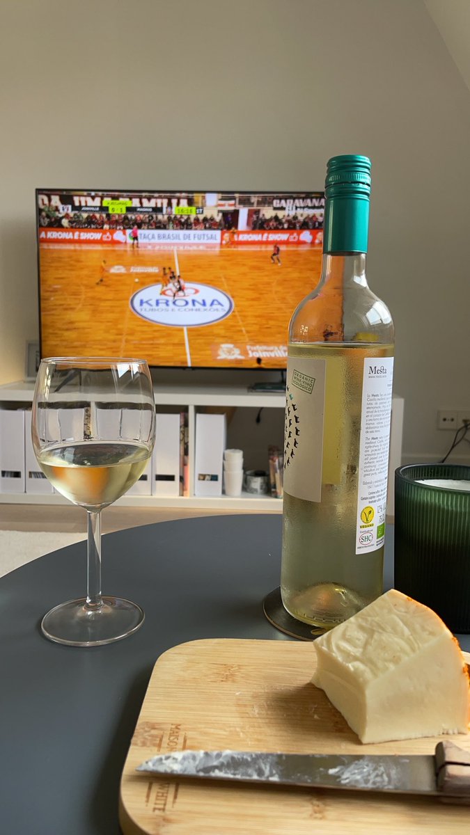 #tacabrasil tomando um tang de uva assistindo ao futsal. Manda um alô pra Amsterdam