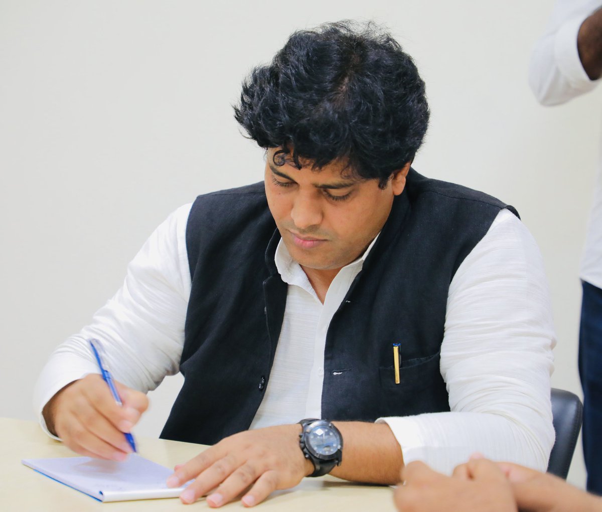 ShayarImran's tweet photo. थकना नहीं है - रुकना नहीं है
डरना नहीं है - झुकना नहीं है।

दोपहर मंहगाई रैली समाप्त हुई और शाम में अल्पसंख्यक विभाग के साथी इस मंथन के लिये बैठे हैं कि किस तरह @bharatjodo यात्रा को कामयाब किया जाये।
आज शाम #AICC में @INCMinority के साथियों के साथ मीटिंग। https://t.co/VuoX3siEsT
