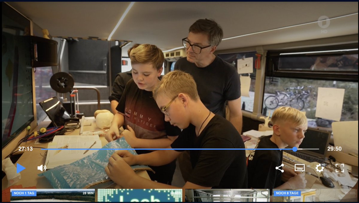 💣 💣 💣 
Heute war das Fabmobil bei der <a href="/DieMaus/">Maustria</a> im Fernsehen. 
💣 💣 💣 
Im Kika und der ARD. 
💣 💣 💣 

So richtig im echten Fersehen bei der Maus. <a href="/hyperjinx/">Ralph Caspers @hyperjinx@mastodon.social</a> hat im Bus die Workshopteilnehmenden in Riesa besucht. Genial war das!

🧨👇 Mediathek 🧨👇 

ardmediathek.de/video/die-send…