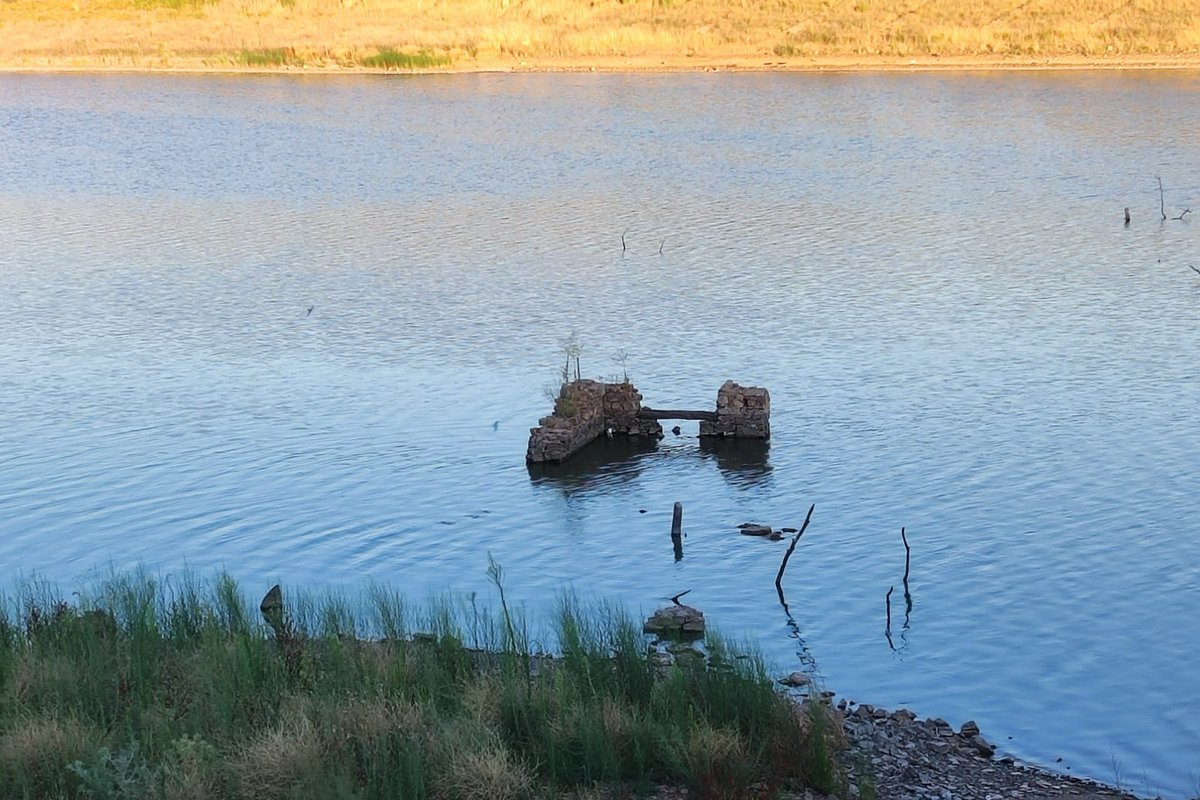 Matruck's tweet photo. En mis rutas en bicicleta una muy habitual es por el pantano del Vicario e ido fotografiando estos restos cada vez que pasaba, lo normal es que estén bajo el agua a día de hoy 4 de septiembre así se encuentra. Necesitamos urgentemente que llueva.@meteocr https://t.co/3AZ29omeid