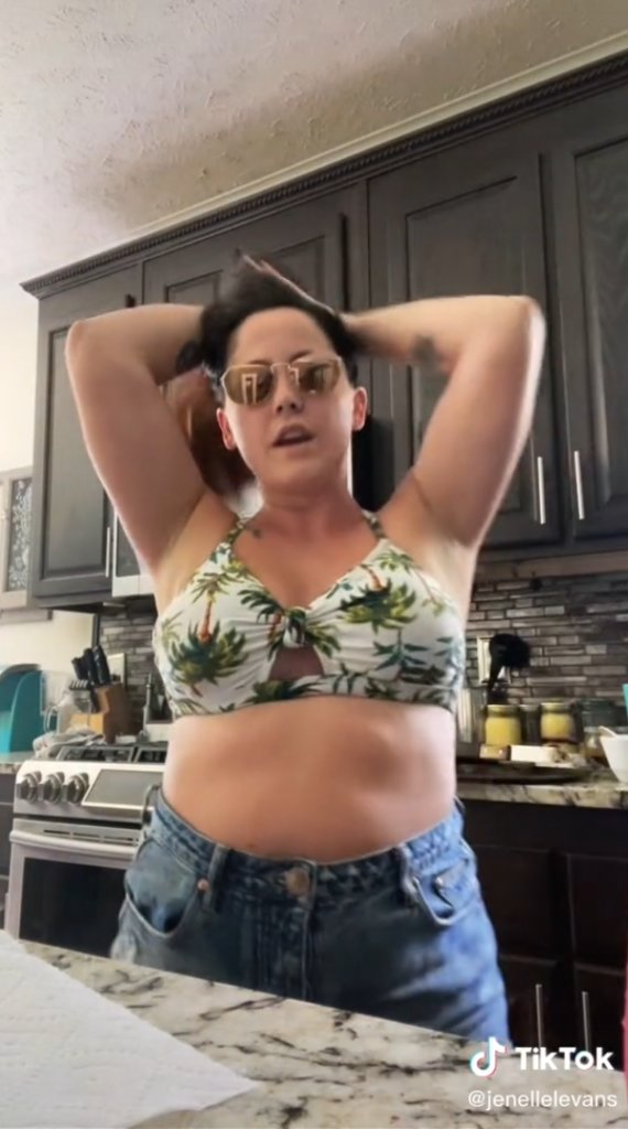 ~Jenelle Evans to Ashley Jones: You’re Trash and You’re Endangering Your Child!~
https://t.co/3wMxj2KYVr
This weekend, we learned that Briana DeJesus and Ashley Jones (and their mothers) got into a physical fight during the taping of Teen Mom Family Reunion.
And now, Jen... https://t.co/pqTRLiuSbG