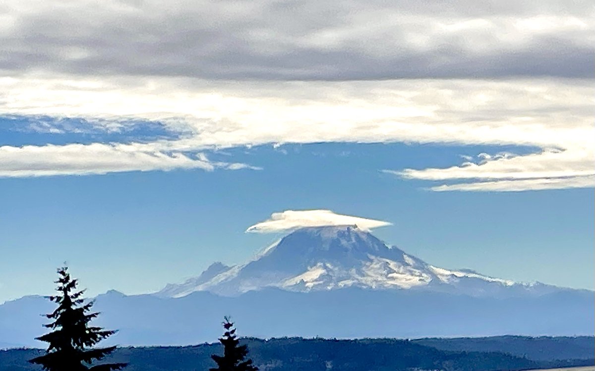 NWSCWSUZSE's tweet image. Sometimes clues to the weather approaching are looking you right in the face...a batch of mid-level moisture is in-bound with a weakening front...ceilings will gradually lower to MVFR at #KSEA by late evening.

#NoNeedForNWP #PNW #CWSU #ZSE