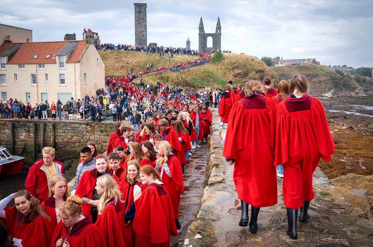 belperbarlow's tweet photo. Hundreds of students at the University of St Andrews, in their iconic red gowns, take part in the traditional Pier Walk along the harbour walls of St Andrews before the start of the new academic year :: #standrews #pierwalk #standrewsuniversity #redgowns #students #fife #Scotland https://t.co/ASkQrVT1uO