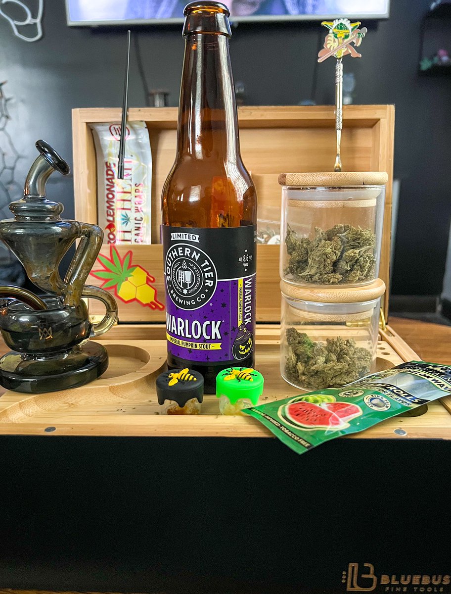 og_5kywalker's tweet photo. Happy Sunday Stoners 🌱🔥 I love bringing spooky season in early👻🎃 so decorating, 🎃beer , fine flowers n such… really happy for the turn of the seasons🍁 @MJArsenal420 @realkingpalm #Mmemberville #CannaFam #ScaryMovies #GhostShows #Ganja https://t.co/F4LHBYqfr4
