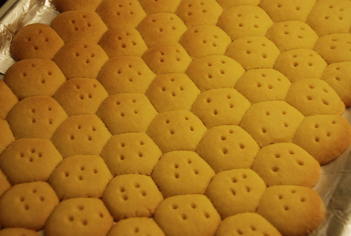 Robrecht's tweet photo. @Snoozriel Also due to hexagonal packing being the densest way to fit circles on a plane (e.g., a cookie tray)! https://t.co/wSDQGSJo7k