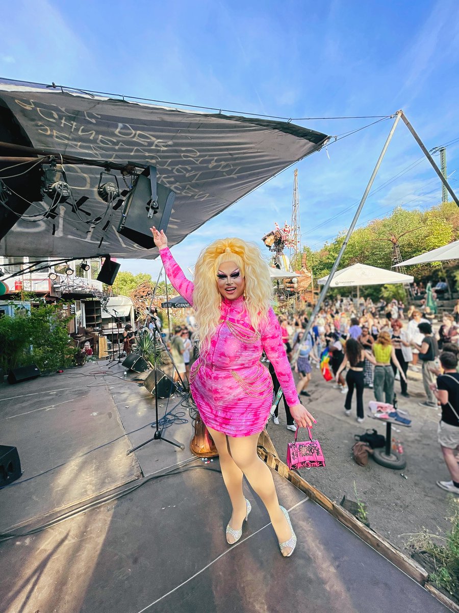 #QUEERFELD Ihr wart der Wahnsinn! 🥳  #Tageslichttravestie bei 30° an einem Sonntag war einfach n Träumchen 🫠 Aber dafür hat es sich mehr als gelohnt! 💖 
#WigsByLailaLicious #customhairline #dragwig #selfmadedress #rhinestones #rhinestonedress #tyedye