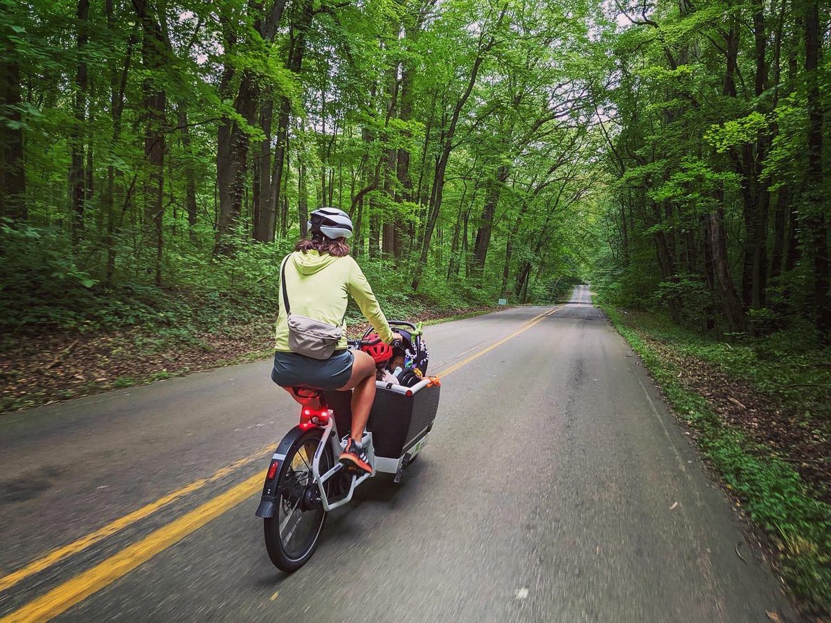 ModeShiftKzoo's tweet photo. It's almost apple picking season and long weekends are a great reason to get out of town for a stint.
It was a long ride from Westnedge Hill to Schultz Farm in Mattawan, but a splendid way to spend time as a family.
#ThisIsACustomer #ThisIsWhatACustomerLooksLike
#BetterByBike https://t.co/CEnXSiw30b