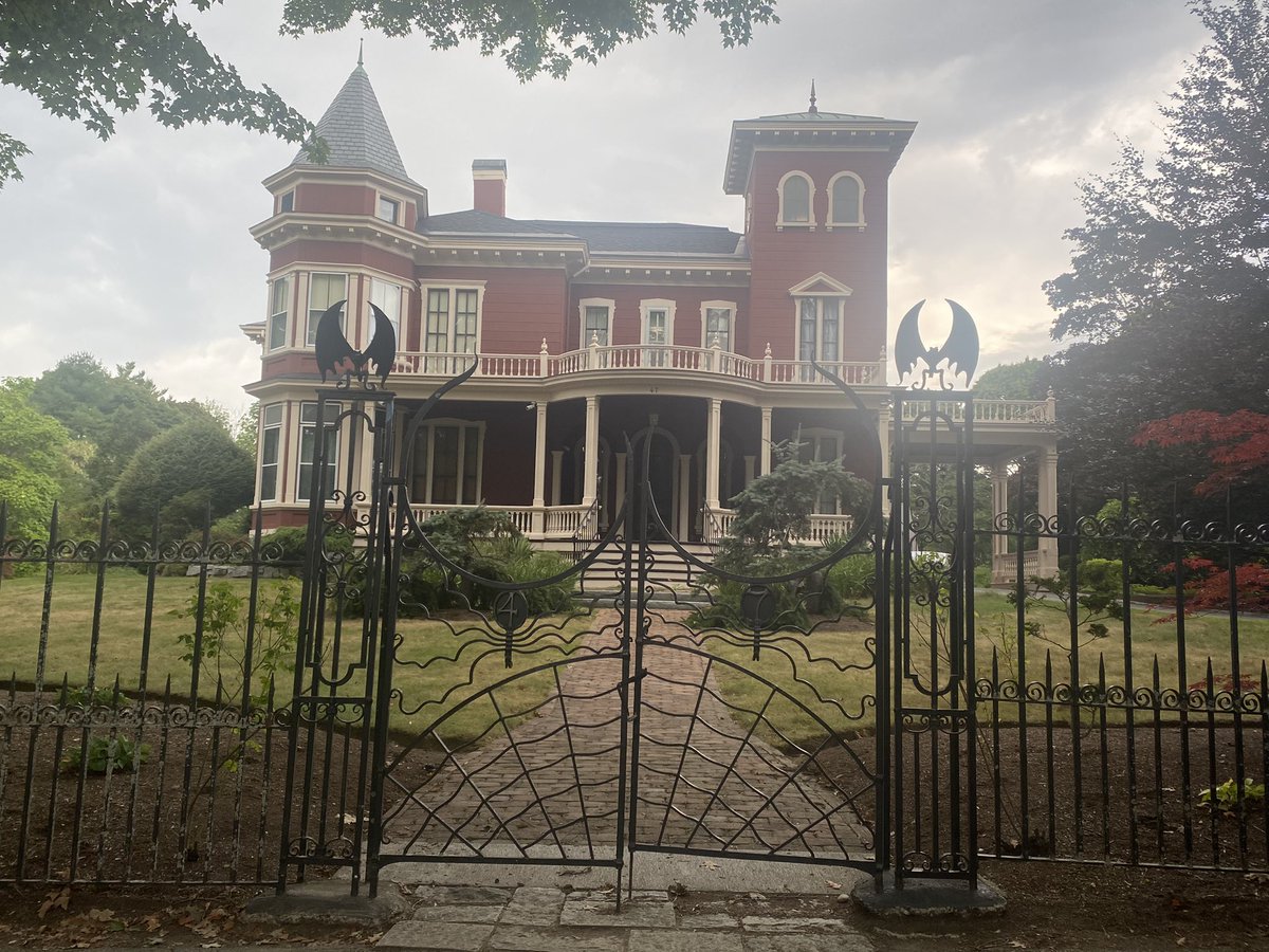 Alanakhaase's tweet photo. Sometimes the muse chases you, sometimes you chase the muse! @StephenKing @cmannauthor #writerscommunity #writerslife #writersoftwitter https://t.co/HaKRFaUeNy