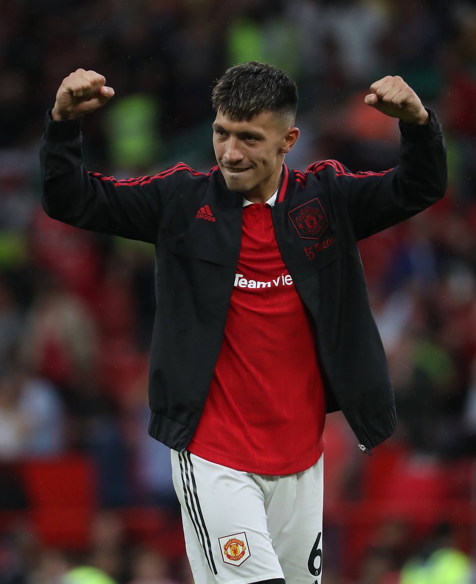 LisandrMartinez's tweet photo. Vamos equipo!!! Great winning mentality &amp; fighting spirit to get another big win today. Well done everyone! Massive shout-out to our fans!!! 🔴 #MUFC https://t.co/rAa7ARFv6N