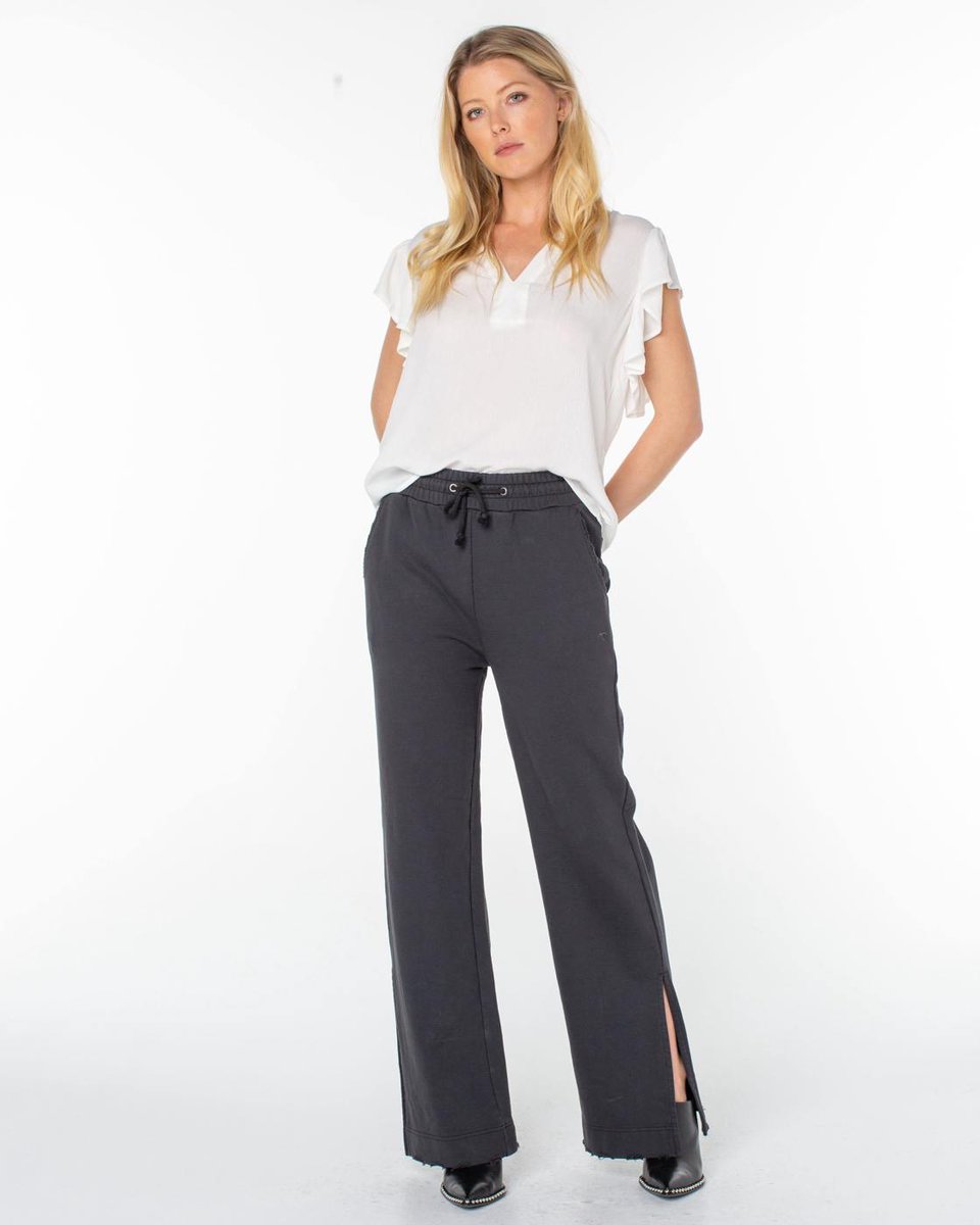 SerraBrand's tweet photo. We treat our sweats like we treat our denim…we love to mess it up and dress it up. 100% BCI Cotton French Terry. #LuxuryCasual #HighLow #SERRAbrandbyJoieRucker https://t.co/c7ifPI5Fn1