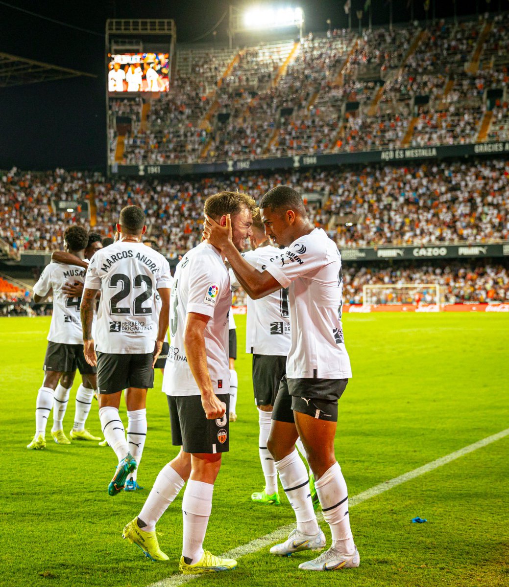 Pèls de punta a Mestalla, nit màgica afició! Sempre junts, sempre Amunt! 🤍🖤 <a href="/valenciacf/">Valencia CF</a>