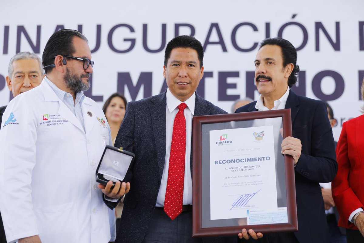 Entregué el Reconocimiento al Mérito del Trabajador de la Salud 2022 , que cambió hace un año al Mérito Médico. Lo sustituimos porque en mi administración pensamos que el cuerpo de salud va más allá de los médicos.