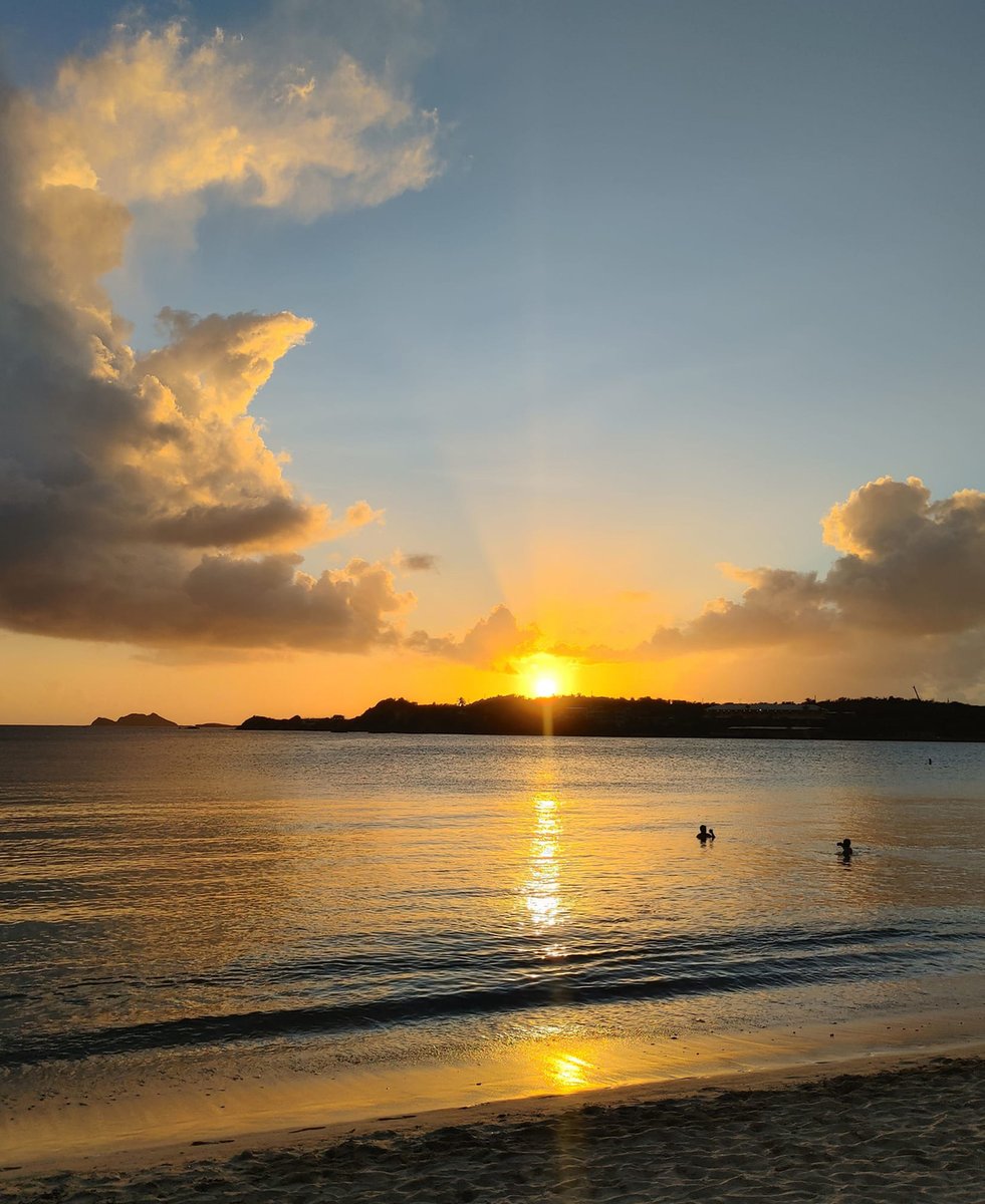 A beautiful way to end a rainy day! 😍 
.
.
.
#usvi #virginislands #caribbean #beaches #island #travel #americasparadise  #stthomas #stjohn #emeraldbeachvi #viral