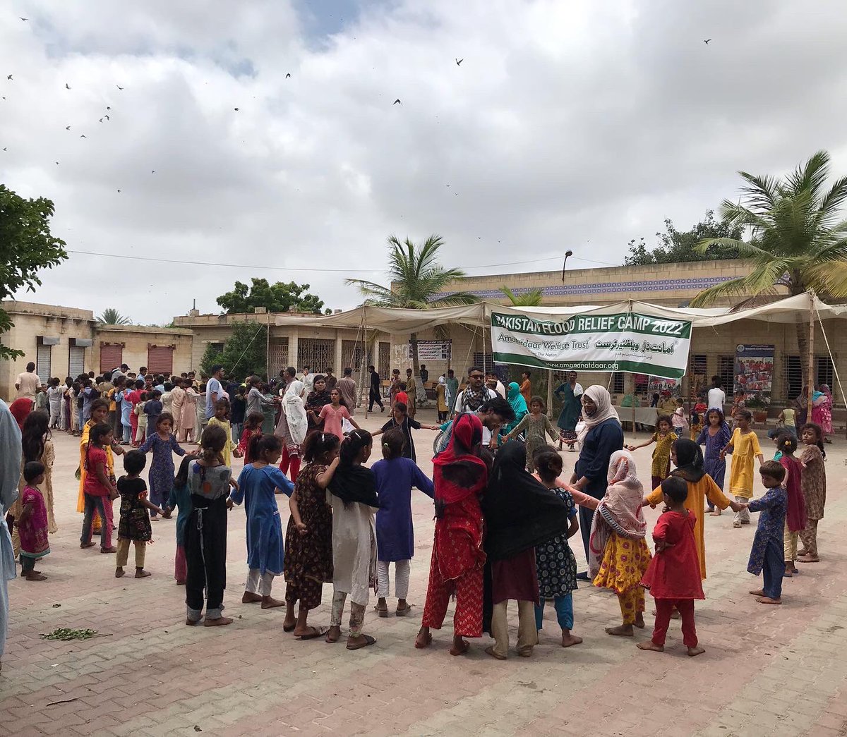 everydaykarachi's tweet photo. A relief camp in the Govt Girls Model Secondary School on Karachi's University Road has been set up to house 1,500 flood affectees from Sindh. The flood-hit population is comprised of men, women, children in massive numbers with classrooms allotted to families belonging (1/6) https://t.co/OjQXn1uib6