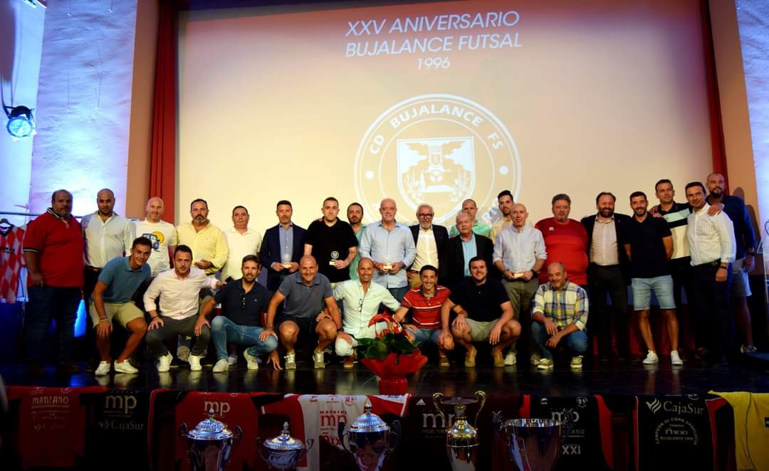 paco_solis4's tweet photo. Bonito acto celebrado en el 25°Aniversario de mi @bujalancefs

Agradecido por poder compartir estos bonitos momentos rodeado de amigos y revivir una etapa de 8 años inolvidables.

#bujalanceñodeadopción #siemprerojillo https://t.co/cEULqcUSyV