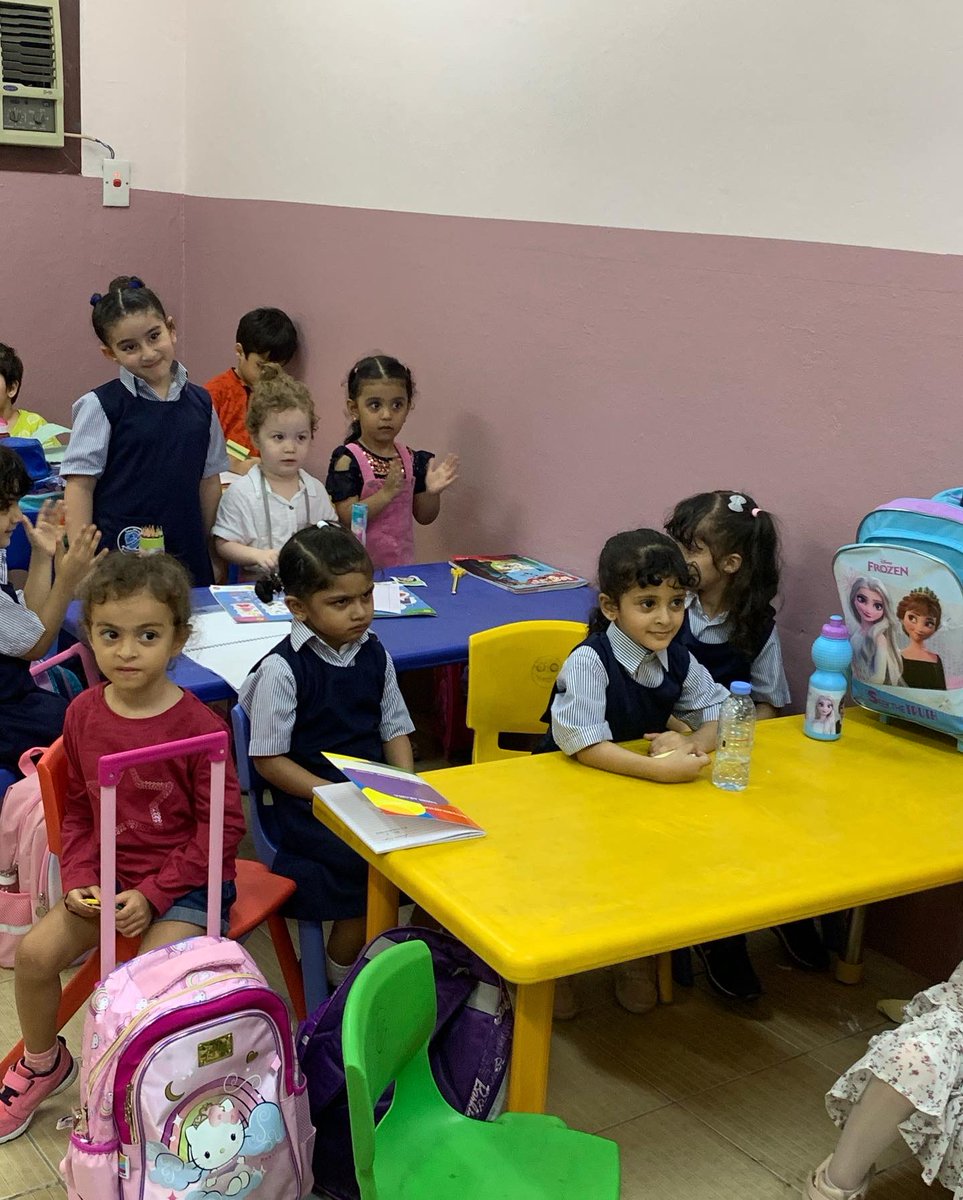 talalschool1's tweet photo. #عوداً_حميداً  قامت مدرسة طلال بإستقبال طلابها الاعزاء بالترحيب و تقديم الهدايا البسيطه لهم https://t.co/sk34UMXsEy